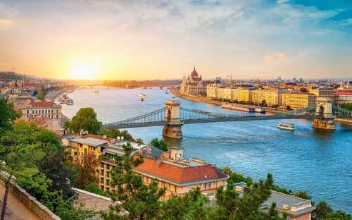 Open-Top-Sightseeing-Bus am Parlament in Budapest