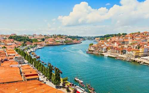Open-Top-Sightseeing-Bus im Ribeira-Viertel in Porto