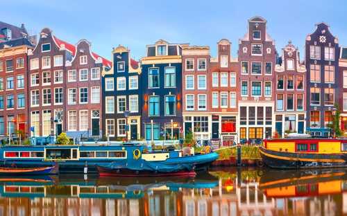 Open-Top-Sightseeing-Bus an den Grachten in Amsterdam