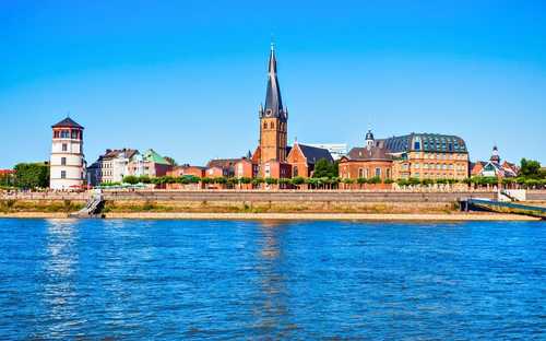 Düsseldorf Hop-On-Hop-Off-Bus Open-Top-Sightseeing-Bus im MedienHafen in Düsseldorf