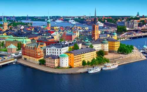 Open-Top-Sightseeing-Bus in Gamla Stan in Stockholm